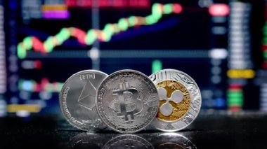 Para Bitcoin, ETH ve XRP arka plandaki kripto para ticareti şemasında bilgisayar ekranında. Dijital para, bankacılık, yatırım, finans ve iş konsepti.