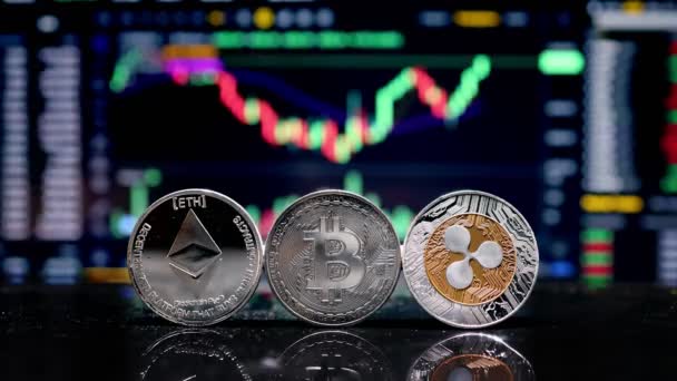 Coin Bitcoin Eth Und Xrp Auf Dem Hintergrund Kryptowährungshandel Diagramm — Stockvideo