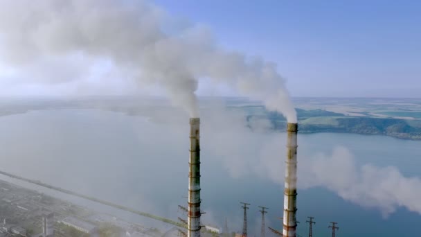Letecký Pohled Uhelné Elektrárny Vysoké Trubky Černým Komínem Znečišťující Atmosféru — Stock video