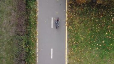 Sonbahar parkında bisiklet süren hava manzaralı çocuk. Aktif aile eğlencesi. Şehir bisiklet yolunda bisiklet gezintisi. Sağlıklı bisiklet yaşam tarzı.