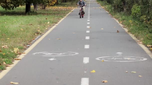 Ένα Μικρό Αγόρι Κράνος Πάνω Ένα Ποδήλατο Οδηγεί Ένα Μονοπάτι — Αρχείο Βίντεο