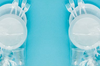 Mavi arka planda plastik tabaklar. Tek kullanımlık sofra takımları.