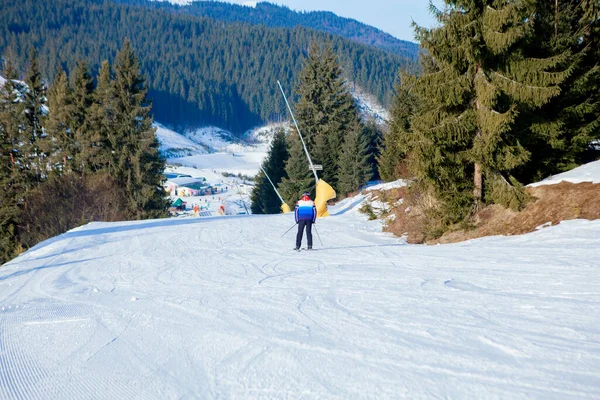 Skifahrer Und Sessellifte Des Skigebiets Der Ukraine — Stockfoto