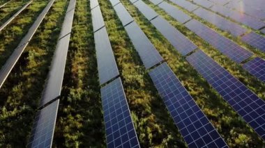 Bir güneş enerjisi santralinin görüntüsü, güneş panelleri, güneş panelleri, üst görüş, bir güneş enerjisi santralinin üst görünümü, yenilenebilir kaynakların teması üzerine endüstriyel arka plan, elektrik santrali