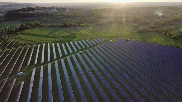 Ecologie zonnepanelen in de velden groene energie bij zonsondergang landschap elektrische innovatie natuur omgeving — Stockvideo