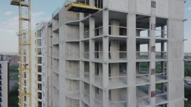İnşaat halindeki yüksek apartmanın havadan görüntüsü. Gayrimenkul geliştirme