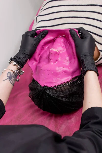 Salón de belleza, eliminación de Alginate Mask. Cuidado de la piel de mujer. Tratamiento de belleza — Foto de Stock