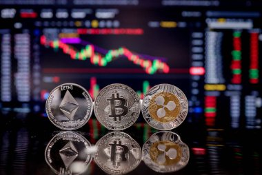 Para Bitcoin, ETH ve XRP arka plandaki kripto para ticareti şemasında bilgisayar ekranında. Dijital para, bankacılık, yatırım, finans ve iş konsepti.