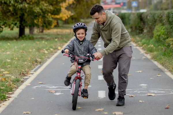 Pai Ensina Seu Filho Andar Bicicleta Caminho Bicicleta Parque Pai — Fotografia de Stock