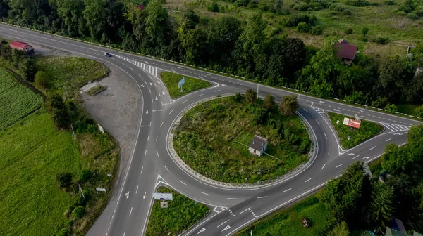 圆环环路空中俯瞰的汽车和卡车的往返交通 — 图库照片