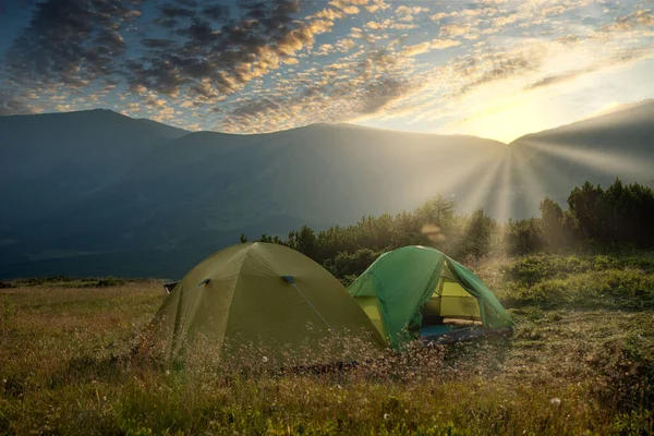 Utsikt Över Turisttält Bergen Vid Soluppgång Eller Solnedgång Camping Bakgrund — Stockfoto