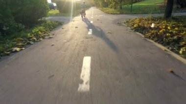 Günbatımında Autumm Park 'ta bisiklet sürüyor..