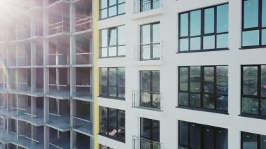 İnşaat halindeki yüksek apartmanın havadan görüntüsü. Gayrimenkul geliştirme.