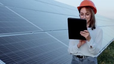 Güneş Panelleri Elektrik Çiftliği, Photovoltaic Hücre Parkı, Yeşil Enerji Konsepti 'nde çalışan Müfettiş Mühendis Kadın Tutucu Dijital Tablet.