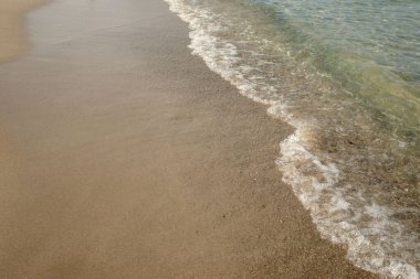 Deniz kıyısında büyük dalgalar kopuyor. Temiz su. Deniz Burnu