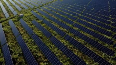 Bir güneş enerjisi santralinin görüntüsü, güneş panelleri, güneş panelleri, üst görüş, bir güneş enerjisi santralinin üst görünümü, yenilenebilir kaynakların teması üzerine endüstriyel arka plan, elektrik santrali.