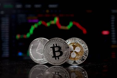 Para Bitcoin, ETH ve XRP arka plandaki kripto para ticareti şemasında bilgisayar ekranında. Dijital para, bankacılık, yatırım, finans ve iş konsepti.