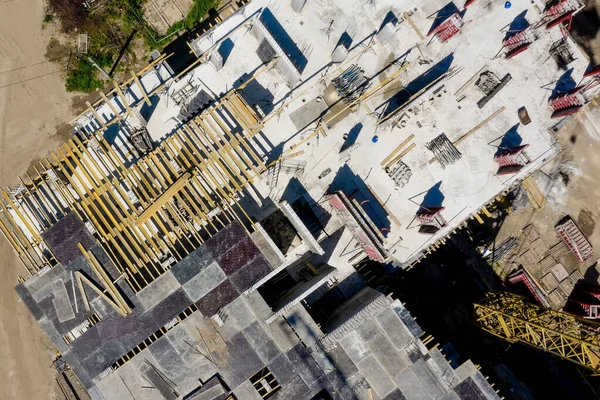Рабочие Работают Крановой Стальной Арматурой Большой Строительной Площадке Современного Здания — стоковое фото