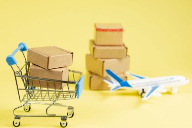 Uçak ve karton kutular. Hava kargo ve paket kavramı, havayolu postası. Mal ve ürünlerin hızlı teslimatı. Kargo uçağı.