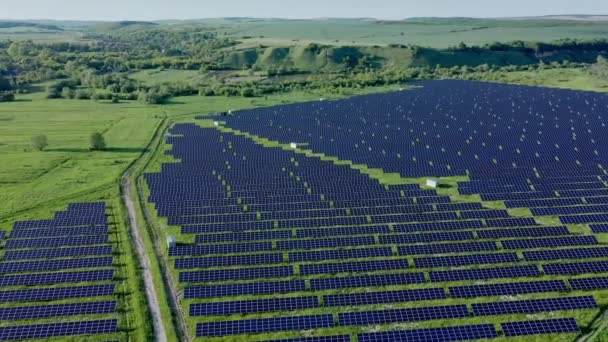 Letecký Pohled Solární Elektrárnu Zeleném Poli Řeky Slunečného Dne Leť — Stock video