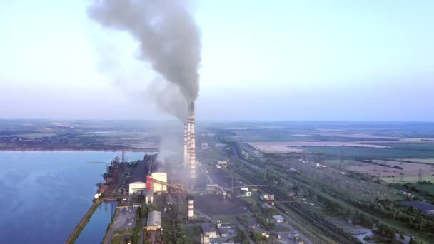 Vista aérea de tubos altos de usina de carvão com fumaça preta subindo atmosfera poluente ao nascer do sol. — Vídeo de Stock