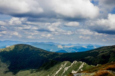 Dağ sırasının inanılmaz manzarası. Dağ manzarası.