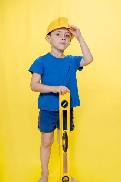 Niño Edad Preescolar Casco Con Nivel Construcción Juega Constructor — Foto de Stock
