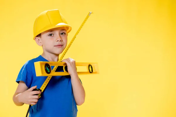 Pré Escolar Tem Nível Construção Suas Mãos Sonhos Tornar Construtor — Fotografia de Stock