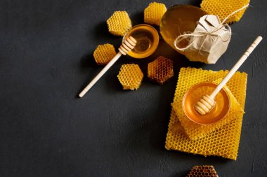 Üzerinde bal peteği olan bir kavanoz bal, en üstte. Metin için boşluk.