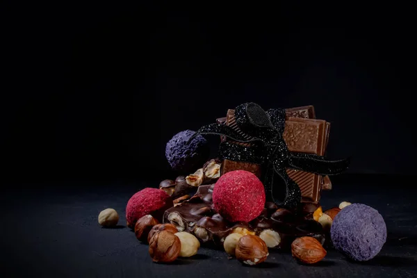 Шоколад Кусочки Темного Шоколада Орехов Пралинские Шоколадные Конфеты — стоковое фото