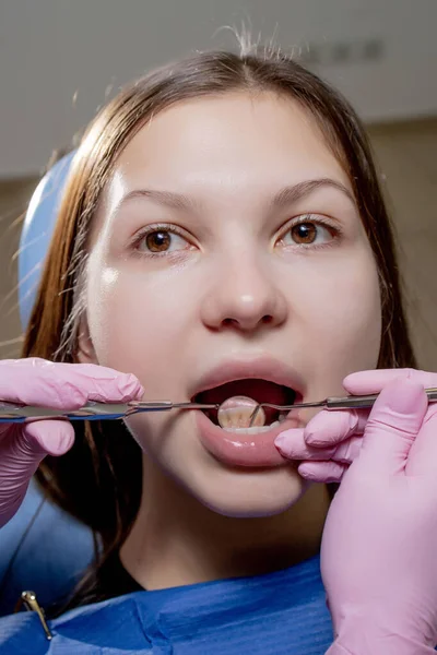 Dentista Che Esamina Denti Del Paziente Con Uno Specchio Bocca — Foto Stock