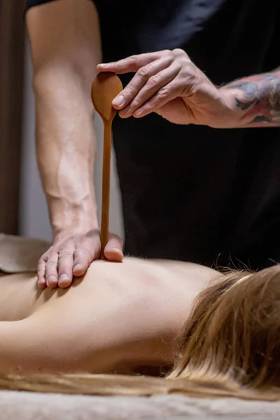 Kroppsvård. Ung flicka som har massage, avkopplande i spa salong, närbild — Stockfoto