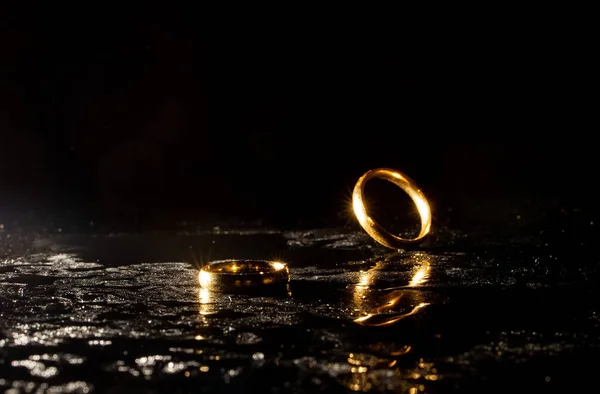 两个黑色背景的金戒指 — 图库照片