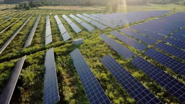 Gün Batımında Bir Tarlada Bulunan Devasa Bir Fotovoltaik Güç Istasyonunun — Stok video
