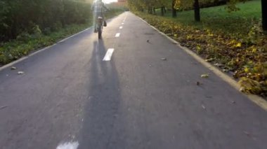 Günbatımında Autumm Park 'ta bisiklet sürüyor..