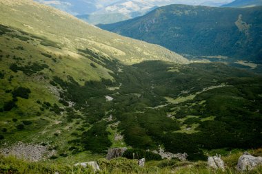 Dağ sırasının inanılmaz manzarası. Dağ manzarası.