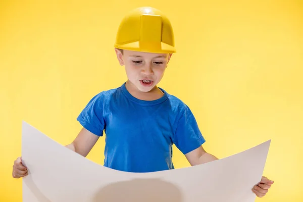 Niño Pequeño Sosteniendo Proyecto Plan Sus Manos Sueña Con Convertirse — Foto de Stock