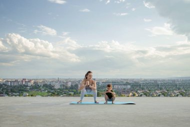 Sportif anne küçük oğluyla antrenman yapıyor. Spor konsepti.