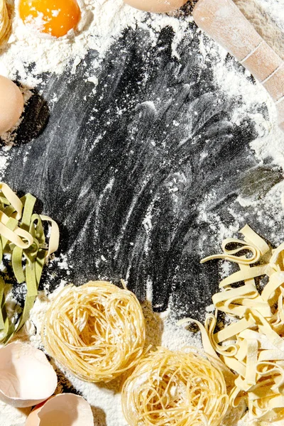 Freshly Cooked Pasta Lying Dark Surface Dusted Flour Italian Pasta — Stock Photo, Image