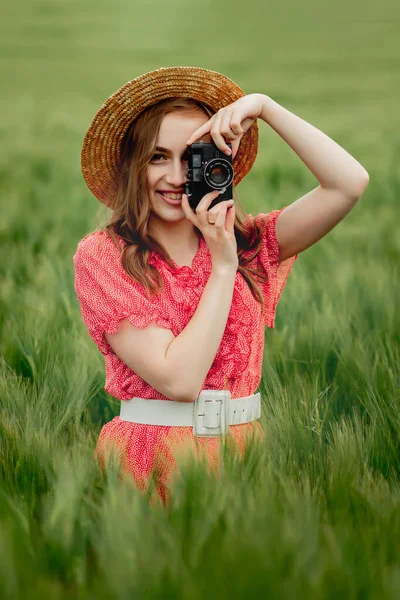 Woman Middle Field Takes Photo Retro Camera — Stockfoto