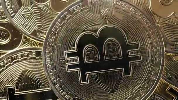 Κρυπτονομίσματα, Bitcoin. BTC, Bit Coin. Τεχνολογία Blockchain, εξόρυξη Bitcoin. Μακρό πλάνο περιστρεφόμενων bitcoins — Αρχείο Βίντεο