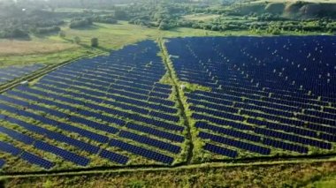 Bir güneş enerjisi santralinin görüntüsü, güneş panelleri, güneş panelleri, üst görüş, bir güneş enerjisi santralinin üst görünümü, yenilenebilir kaynakların teması üzerine endüstriyel arka plan, elektrik santrali