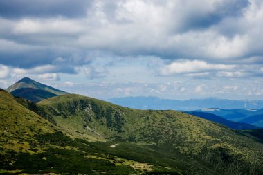 Dağ sırasının inanılmaz manzarası. Dağ manzarası.