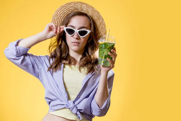 Літній Відпочинок Холодний Напій Щаслива Жінка Сонцезахисних Окулярах Тримає Пластикове — стокове фото
