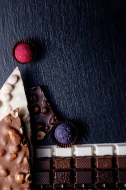 Çikolata, ezilmiş çikolata ve fındık parçaları. Çikolatalı Praline tatlılar. Boşluğu kopyala.