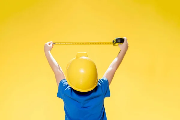 Niño Pequeño Casco Construcción Protectora Mide Con Una Cinta Métrica — Foto de Stock