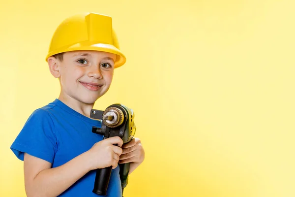 Sorrindo Menino Construtor Uma Camisa Azul Segurando Uma Broca — Fotografia de Stock