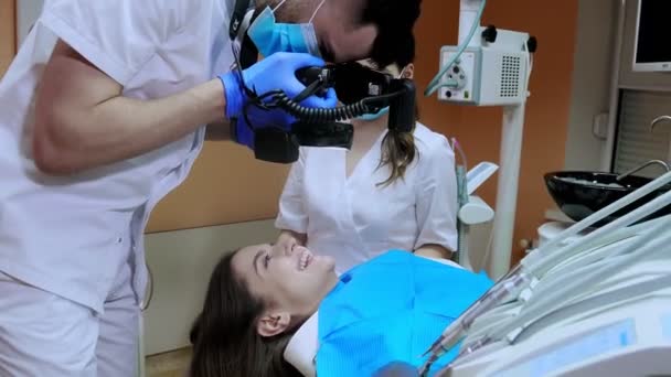 Dentista Toma Fotos Los Dientes Del Paciente Después Del Tratamiento — Vídeos de Stock