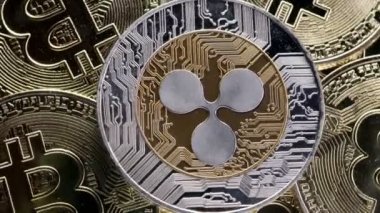 Bitcoins arkaplan, kripto para yatırım kavramı üzerinde dalgalanan XRP madeni para.