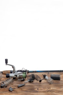 Balıkçılık malzemeleri ve aksesuarlar beyaz arka planda izole edilmiş. Seçici Odaklanma. Örneğin metin, kolayca silinebilir.